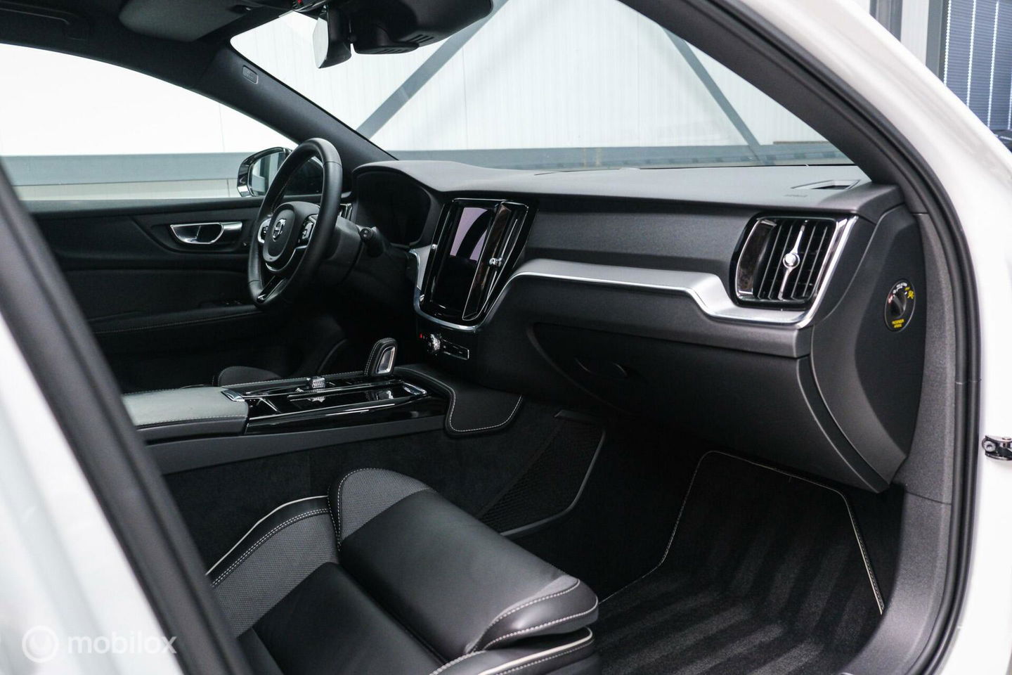 Volvo V60 2.0 T8 Recharge AWD R-Design | NL auto | DAB+ | CarPlay | Adaptive | Blis | Rijklaar |