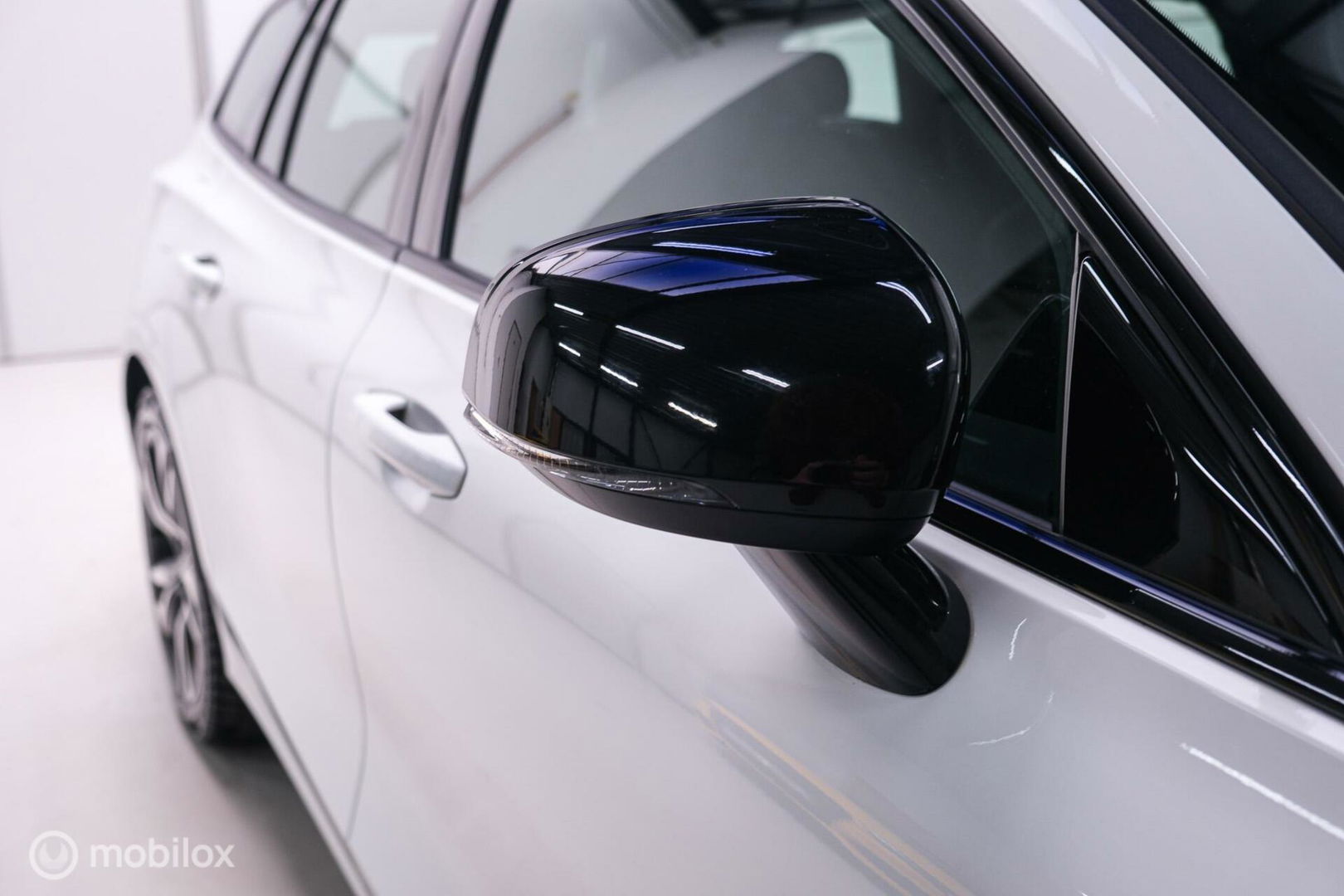 Volvo V60 2.0 T8 Recharge AWD R-Design | NL auto | DAB+ | CarPlay | Adaptive | Blis | Rijklaar |