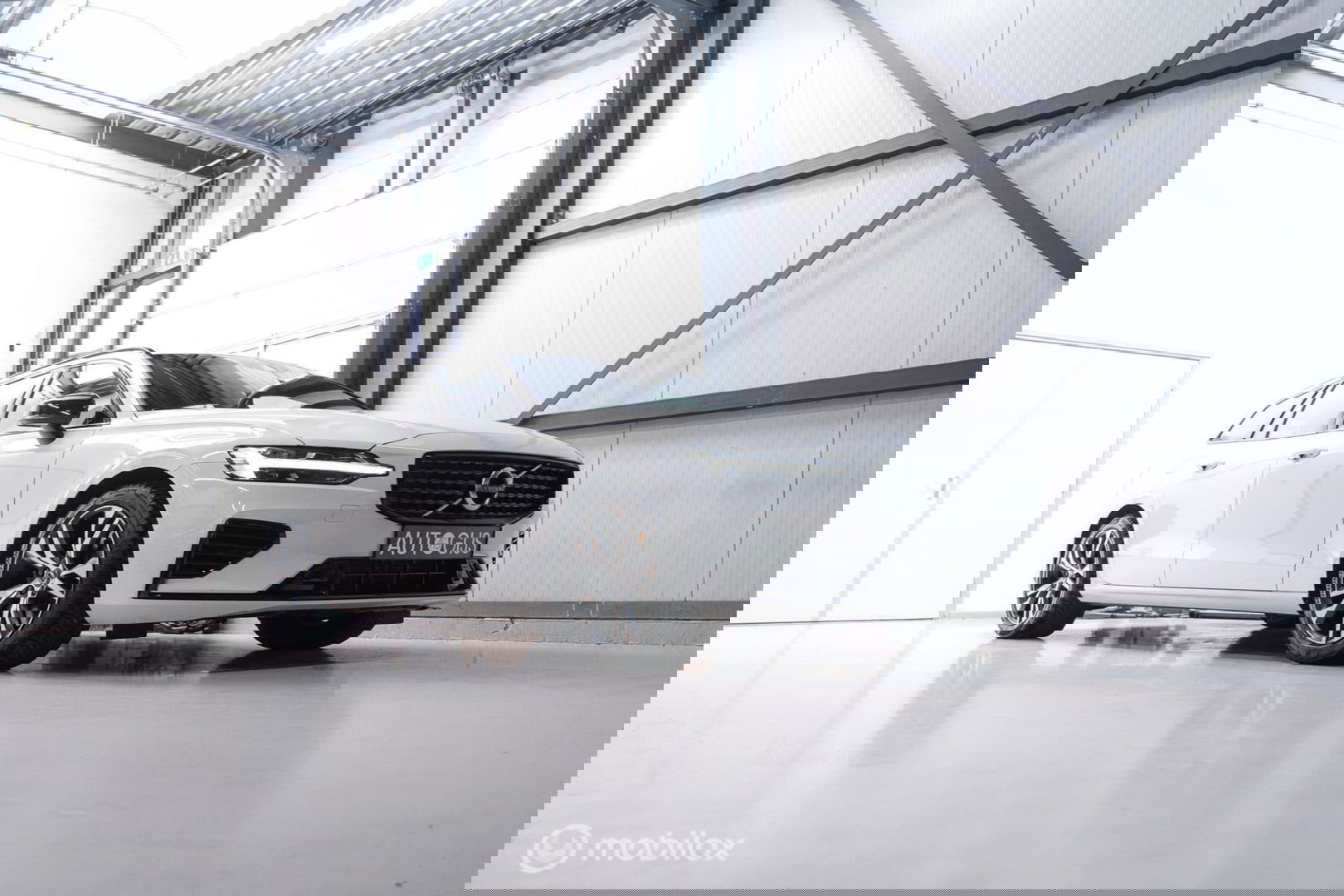 Volvo V60 2.0 T8 Recharge AWD R-Design | NL auto | DAB+ | CarPlay | Adaptive | Blis | Rijklaar |