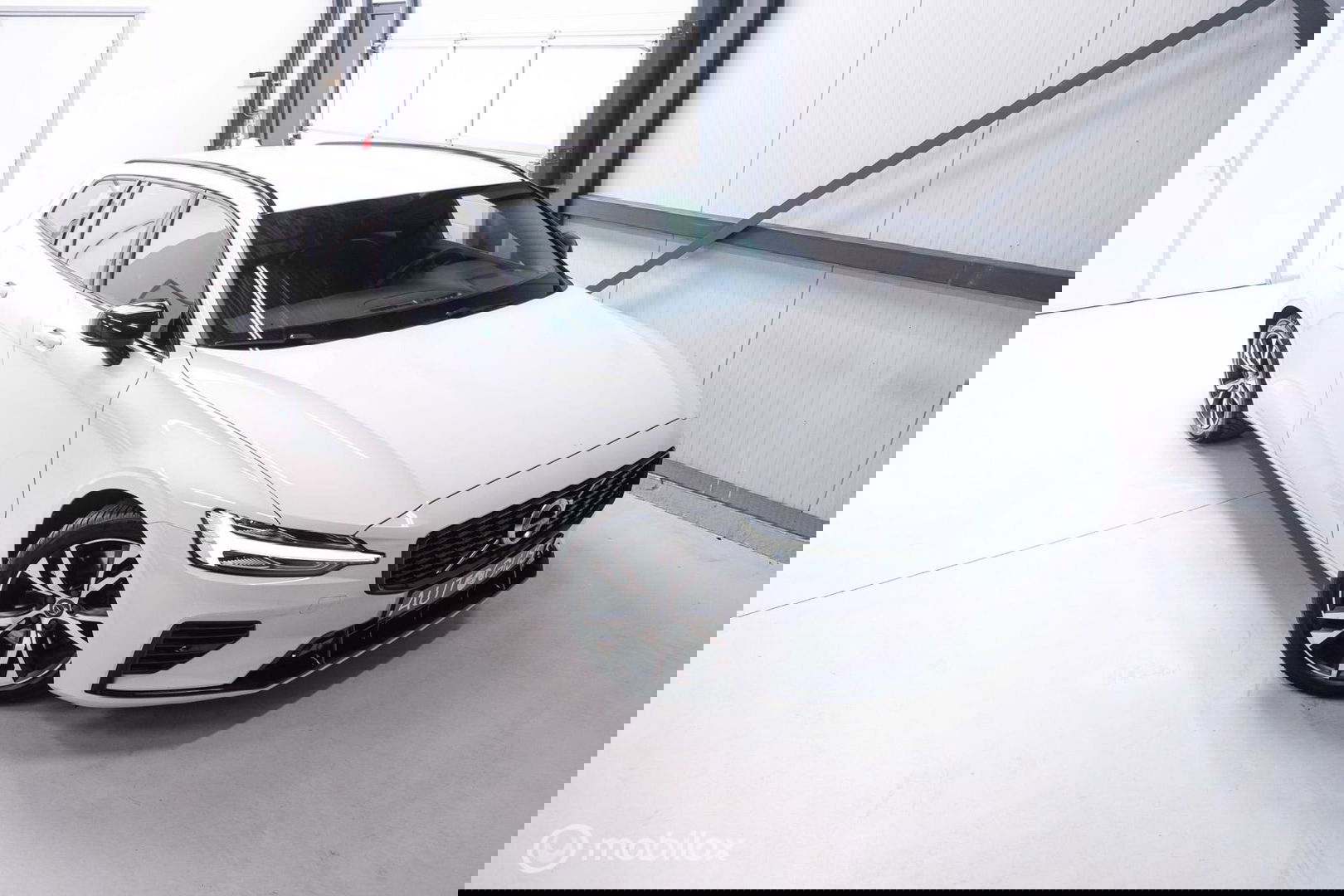 Volvo V60 2.0 T8 Recharge AWD R-Design | NL auto | DAB+ | CarPlay | Adaptive | Blis | Rijklaar |