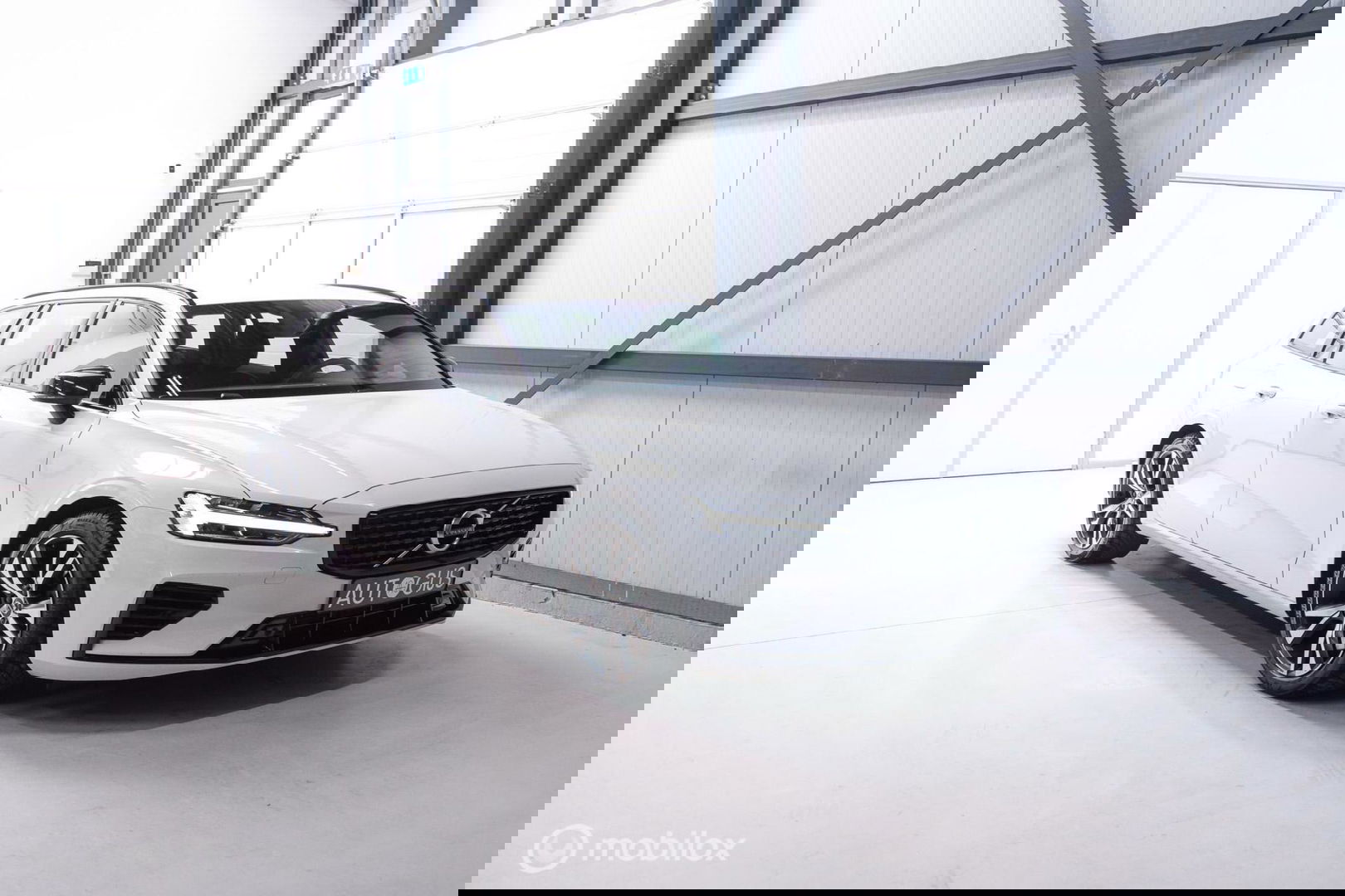 Volvo V60 2.0 T8 Recharge AWD R-Design | NL auto | DAB+ | CarPlay | Adaptive | Blis | Rijklaar |