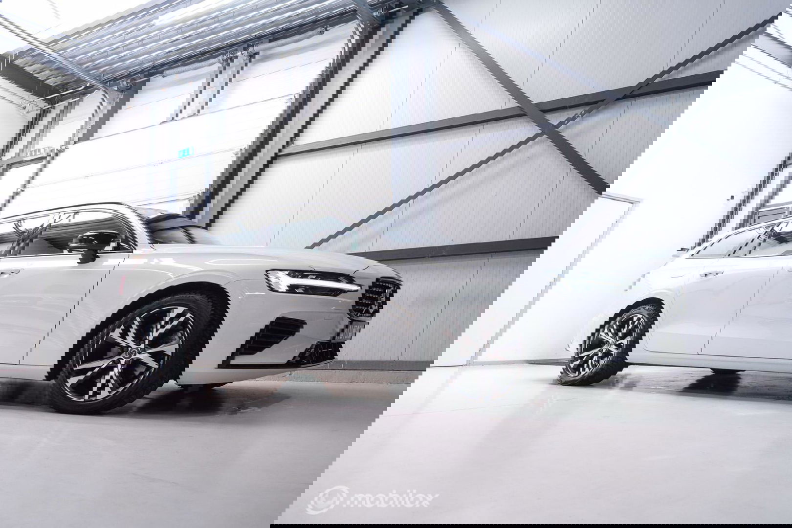 Volvo V60 2.0 T8 Recharge AWD R-Design | NL auto | DAB+ | CarPlay | Adaptive | Blis | Rijklaar |