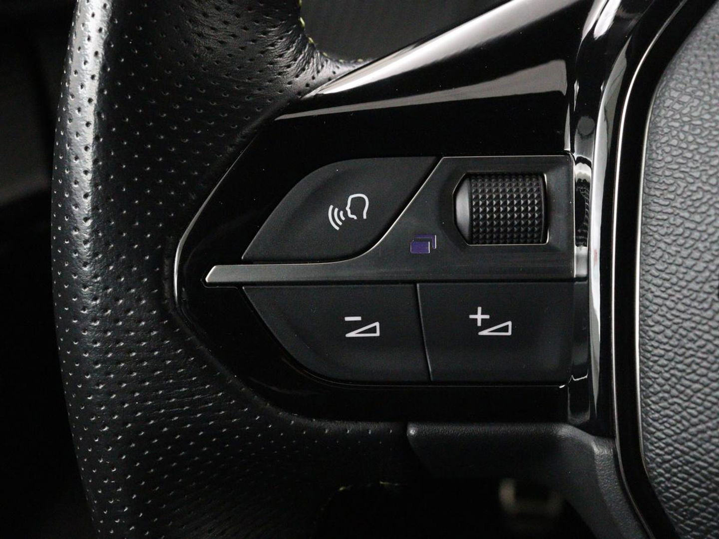 Peugeot 208 1.2 PureTech GT-Line | Panoramadak | Carplay | Afneembare trekhaak | Cruise control | Full LED | Navigatie | Camera | Sfeerverlichting