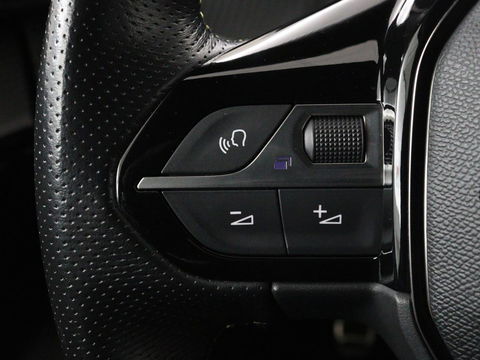 Peugeot 208 1.2 PureTech GT-Line | Panoramadak | Carplay | Afneembare trekhaak | Cruise control | Full LED | Navigatie | Camera | Sfeerverlichting