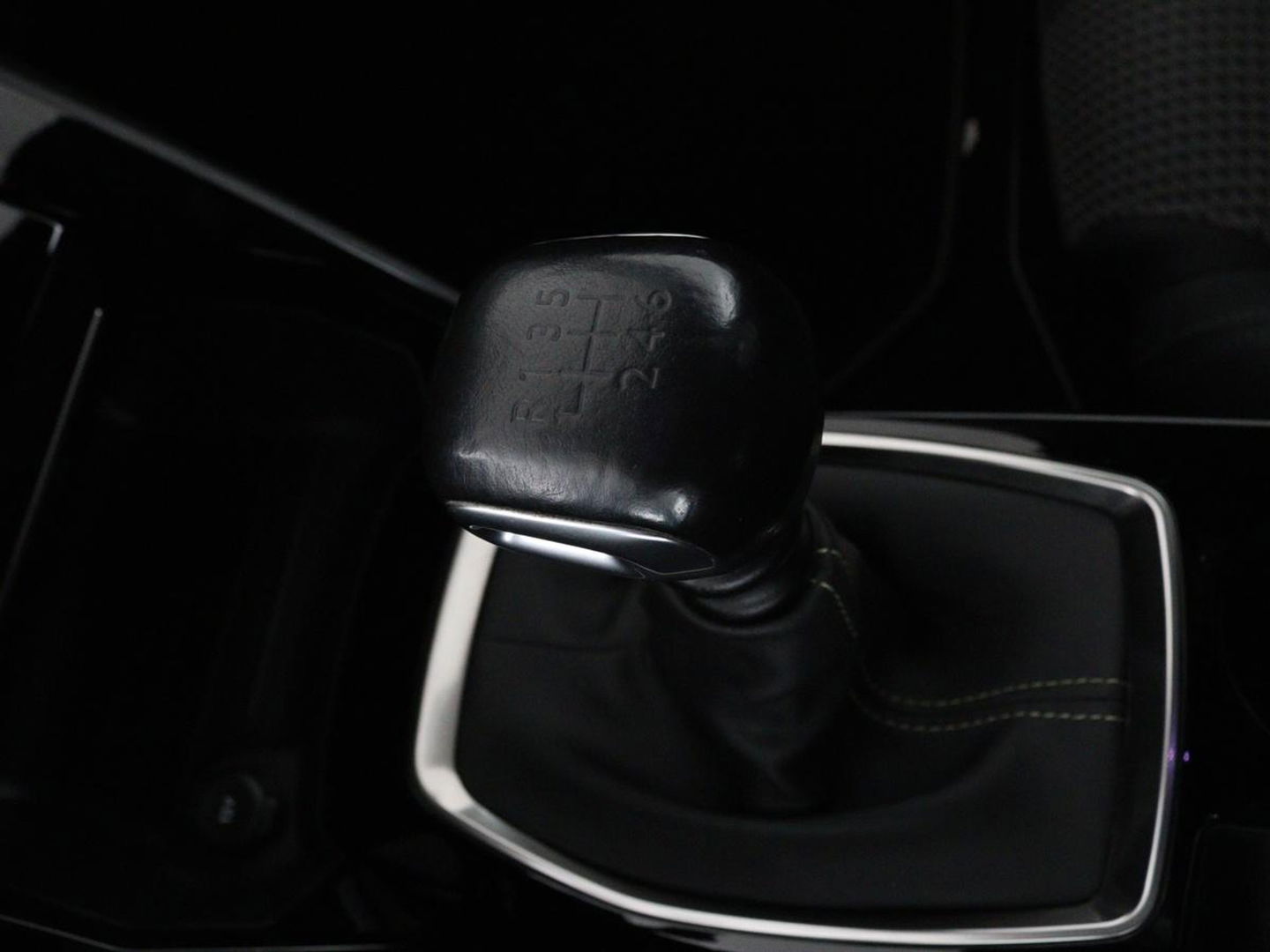 Peugeot 208 1.2 PureTech GT-Line | Panoramadak | Carplay | Afneembare trekhaak | Cruise control | Full LED | Navigatie | Camera | Sfeerverlichting