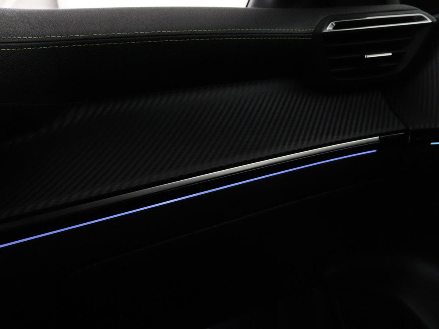 Peugeot 208 1.2 PureTech GT-Line | Panoramadak | Carplay | Afneembare trekhaak | Cruise control | Full LED | Navigatie | Camera | Sfeerverlichting