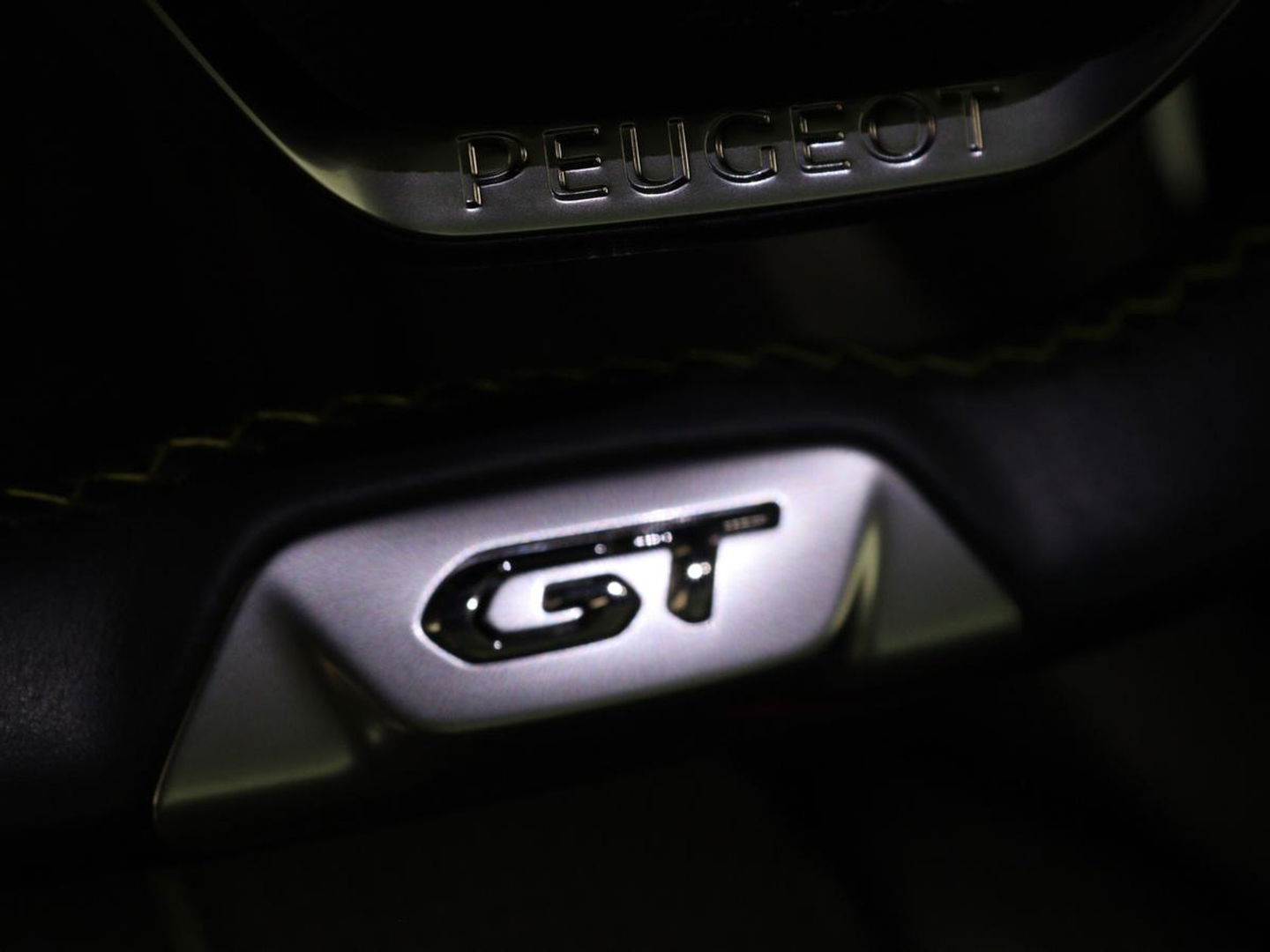 Peugeot 208 1.2 PureTech GT-Line | Panoramadak | Carplay | Afneembare trekhaak | Cruise control | Full LED | Navigatie | Camera | Sfeerverlichting