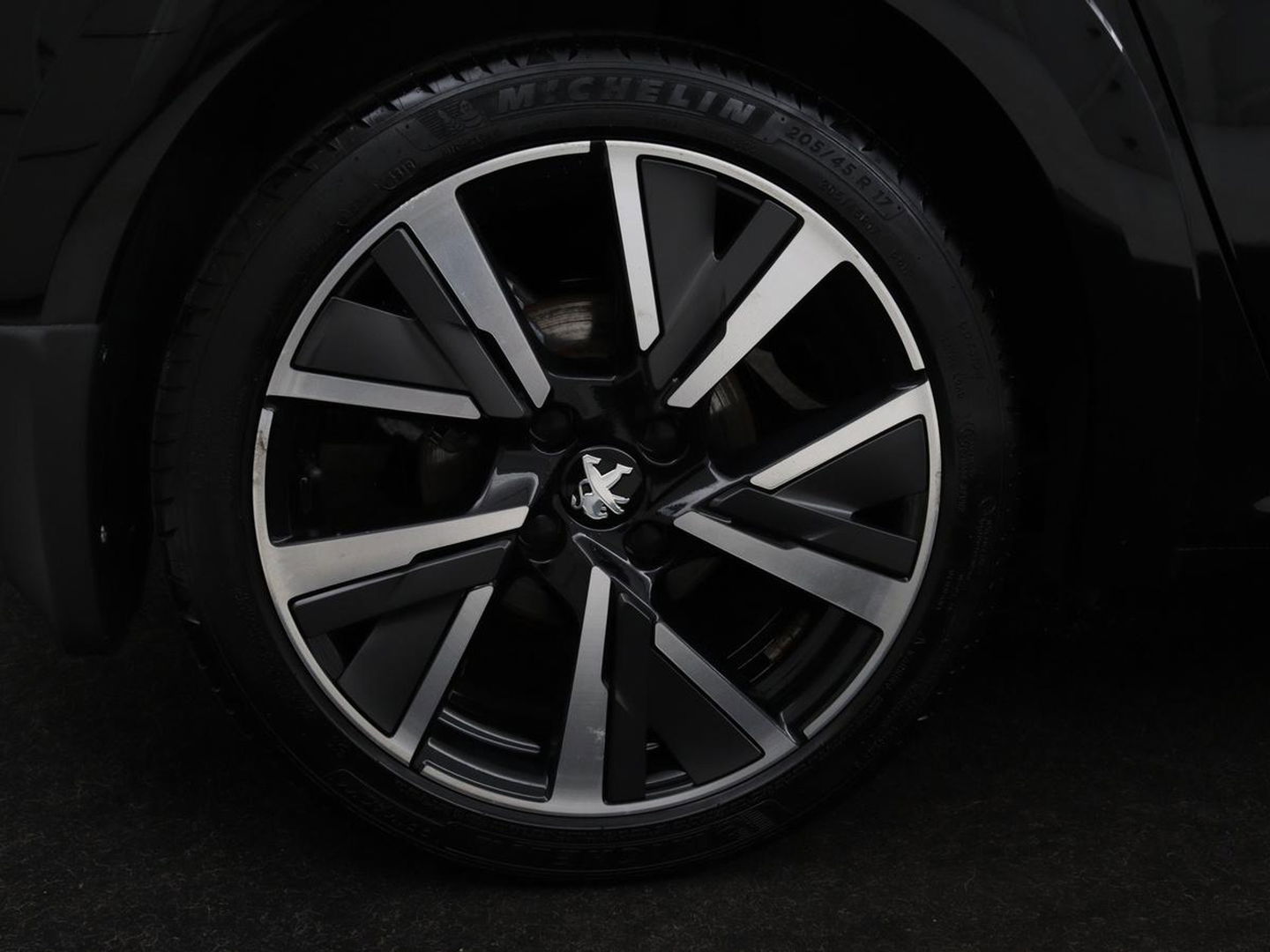 Peugeot 208 1.2 PureTech GT-Line | Panoramadak | Carplay | Afneembare trekhaak | Cruise control | Full LED | Navigatie | Camera | Sfeerverlichting
