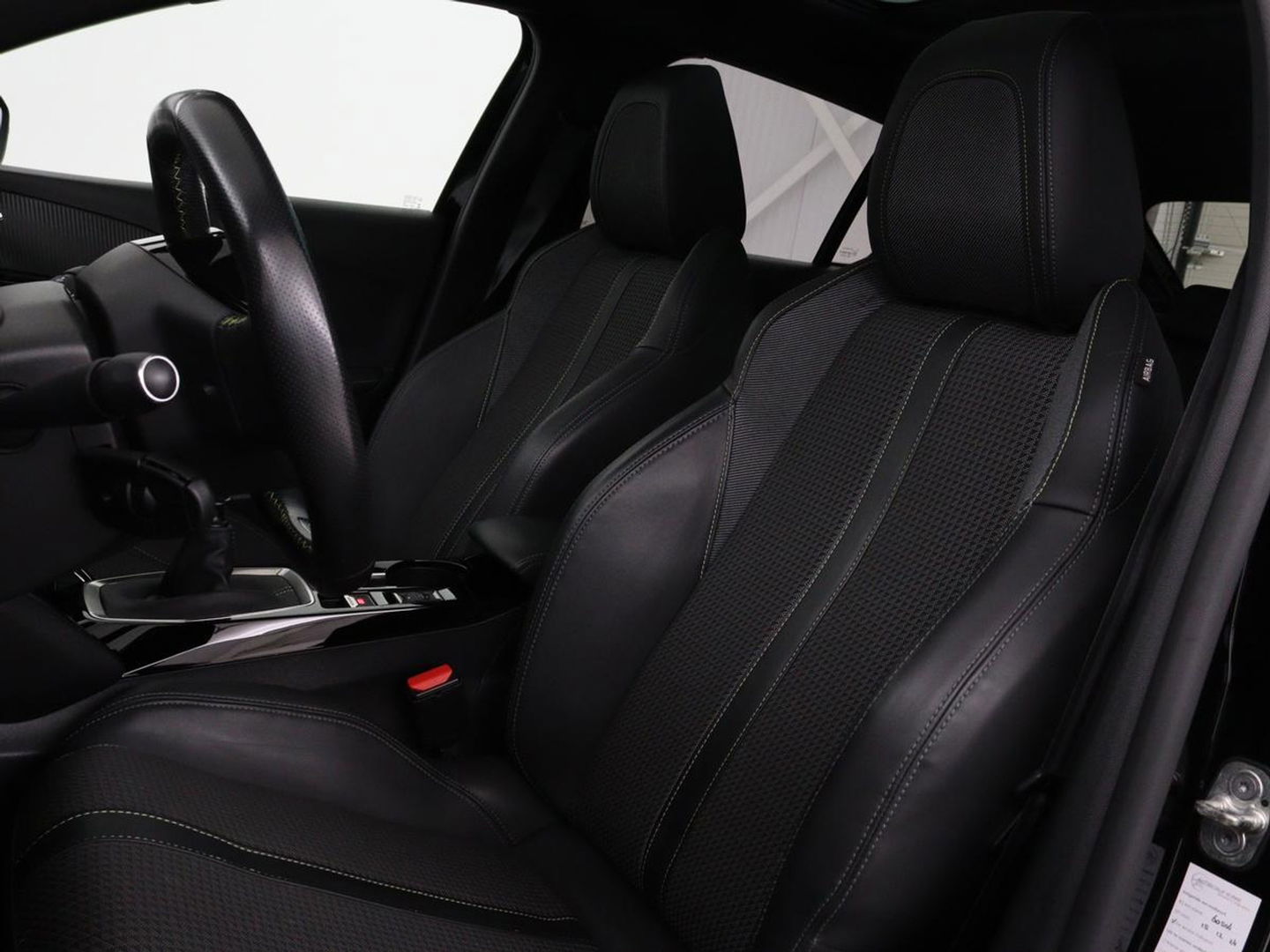 Peugeot 208 1.2 PureTech GT-Line | Panoramadak | Carplay | Afneembare trekhaak | Cruise control | Full LED | Navigatie | Camera | Sfeerverlichting