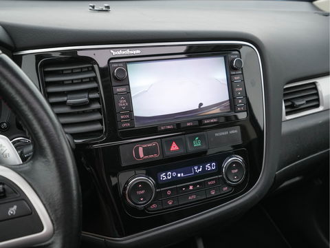 Mitsubishi Outlander 2.0 PHEV Instyle AWD Aut. *PANO | XENON | LUXURY-LEATHER | NAVI-FULLMAP | DAB+ | KEYLESS | CAMERA | HEATED-COMFORTSEATS | ROCKFORD-AUDIO | ECC | SHIFT-PADDLES | LANE-ASSIST | CRUISE | TOWBAR | 18"ALU*
