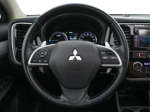 Mitsubishi Outlander 2.0 PHEV Instyle AWD Aut. *PANO | XENON | LUXURY-LEATHER | NAVI-FULLMAP | DAB+ | KEYLESS | CAMERA | HEATED-COMFORTSEATS | ROCKFORD-AUDIO | ECC | SHIFT-PADDLES | LANE-ASSIST | CRUISE | TOWBAR | 18"ALU*