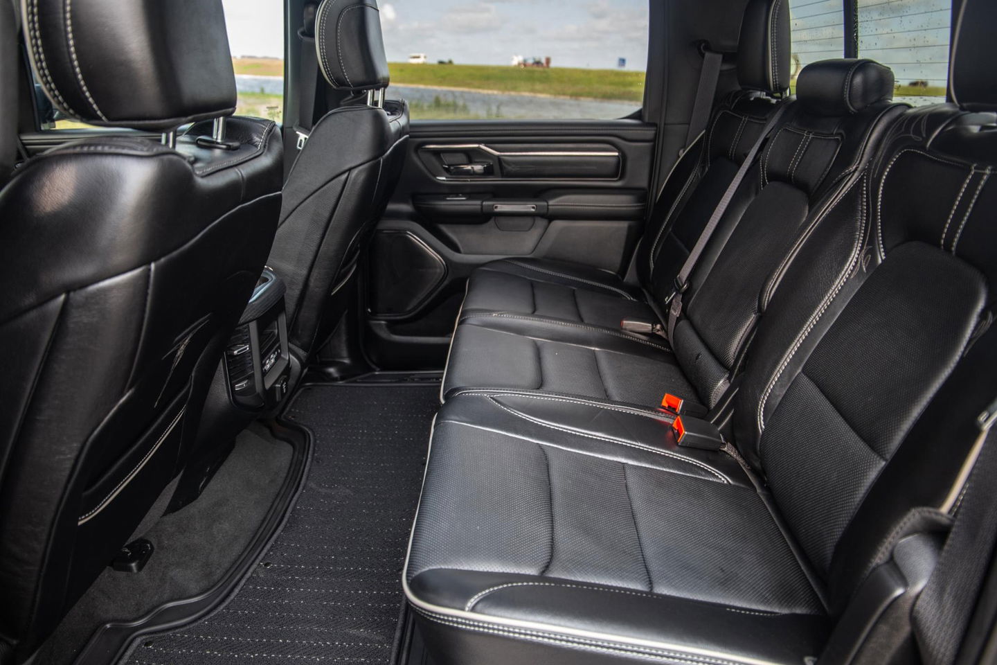 Dodge Ram Pick-Up 1500 5.7 V8 4x4 Crew Cab Limited BPM VRIJ / ALL IN PRIJS / PANO / KLEP / WIDE BODY / GARANTIE