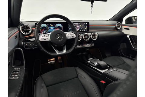 Mercedes-Benz A-Klasse 180 AMG Pano Sfeer LED Virtual Clima Cruise Camera Carplay Navi PDC 19"LMV