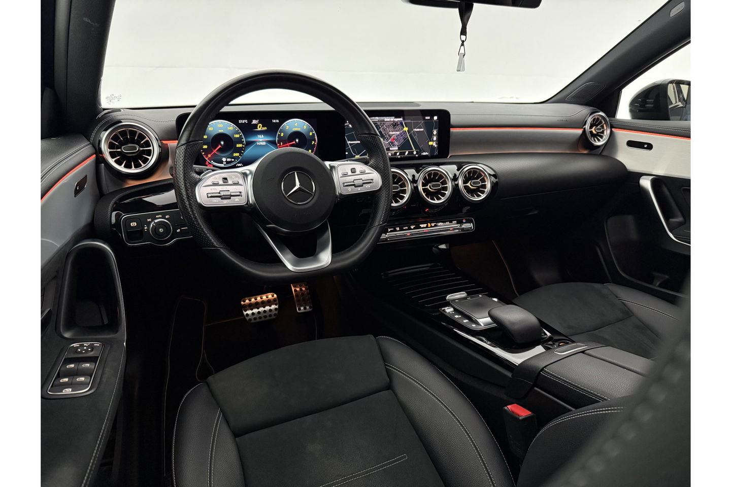 Mercedes-Benz A-Klasse 180 AMG Pano Sfeer LED Virtual Clima Cruise Camera Carplay Navi PDC 19"LMV