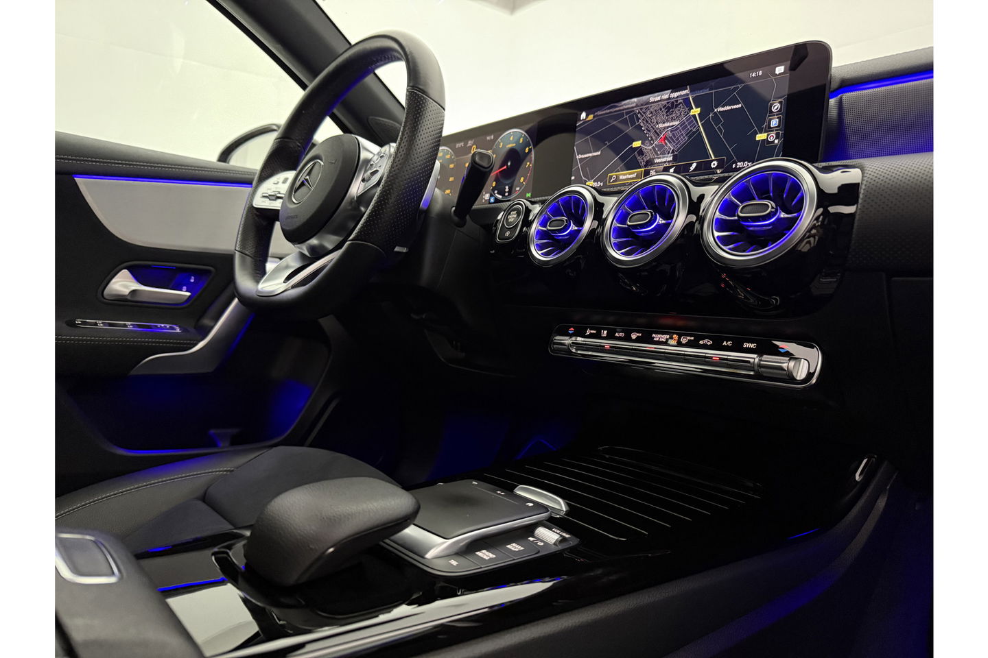 Mercedes-Benz A-Klasse 180 AMG Pano Sfeer LED Virtual Clima Cruise Camera Carplay Navi PDC 19"LMV