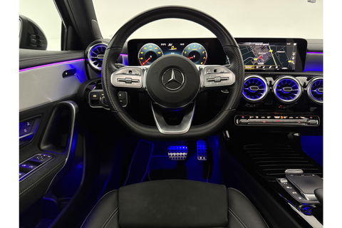 Mercedes-Benz A-Klasse 180 AMG Pano Sfeer LED Virtual Clima Cruise Camera Carplay Navi PDC 19"LMV
