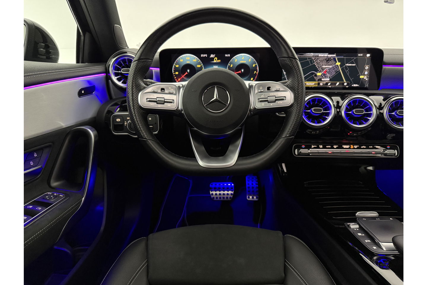 Mercedes-Benz A-Klasse 180 AMG Pano Sfeer LED Virtual Clima Cruise Camera Carplay Navi PDC 19"LMV