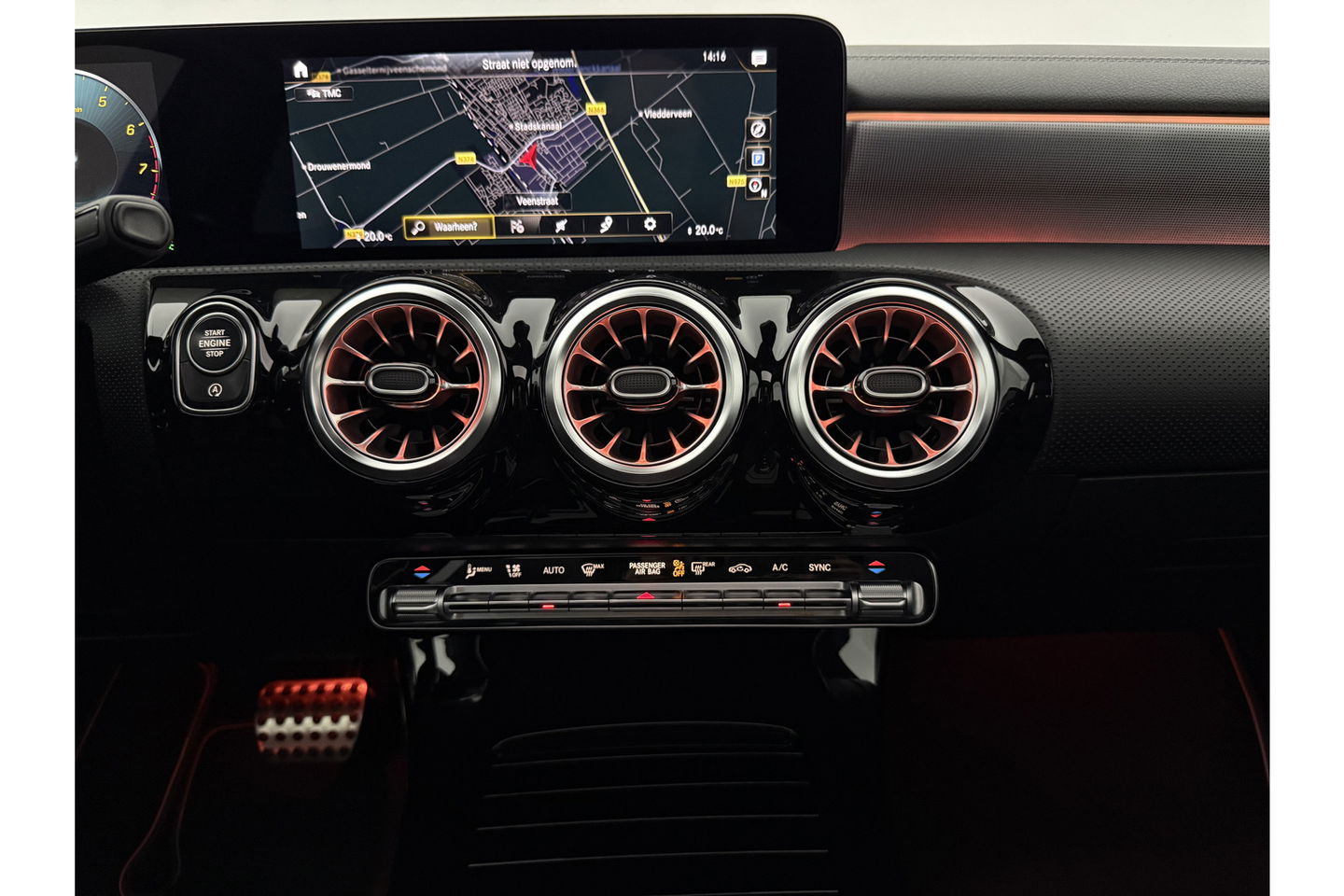 Mercedes-Benz A-Klasse 180 AMG Pano Sfeer LED Virtual Clima Cruise Camera Carplay Navi PDC 19"LMV