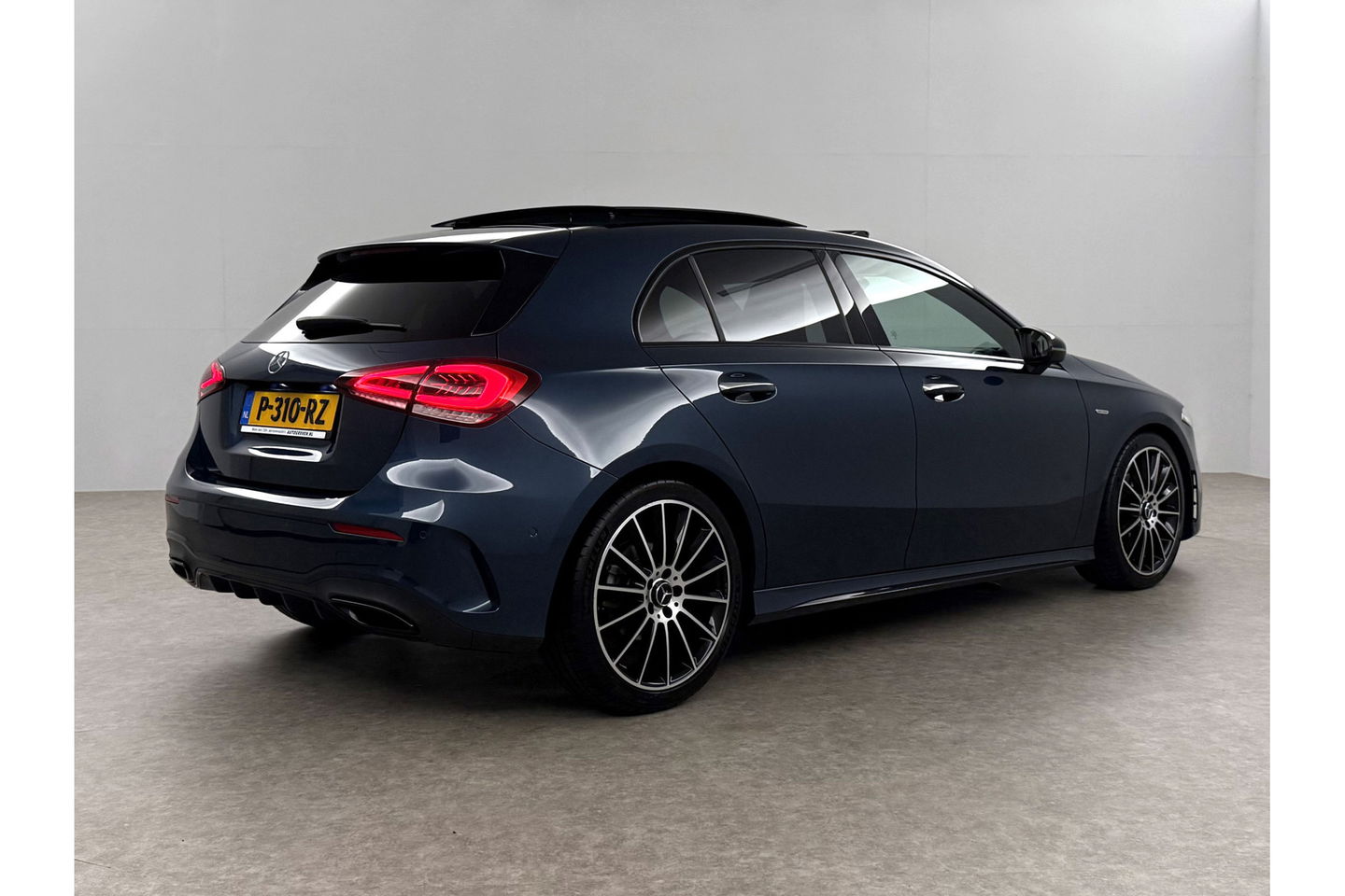 Mercedes-Benz A-Klasse 180 AMG Pano Sfeer LED Virtual Clima Cruise Camera Carplay Navi PDC 19"LMV
