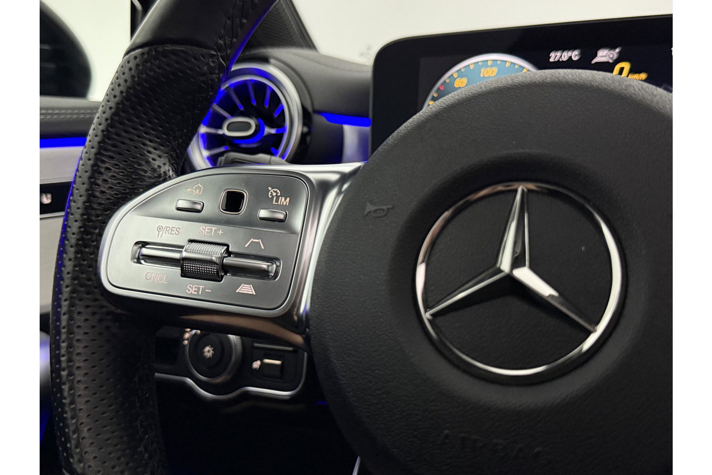 Mercedes-Benz A-Klasse 180 AMG Pano Sfeer LED Virtual Clima Cruise Camera Carplay Navi PDC 19"LMV