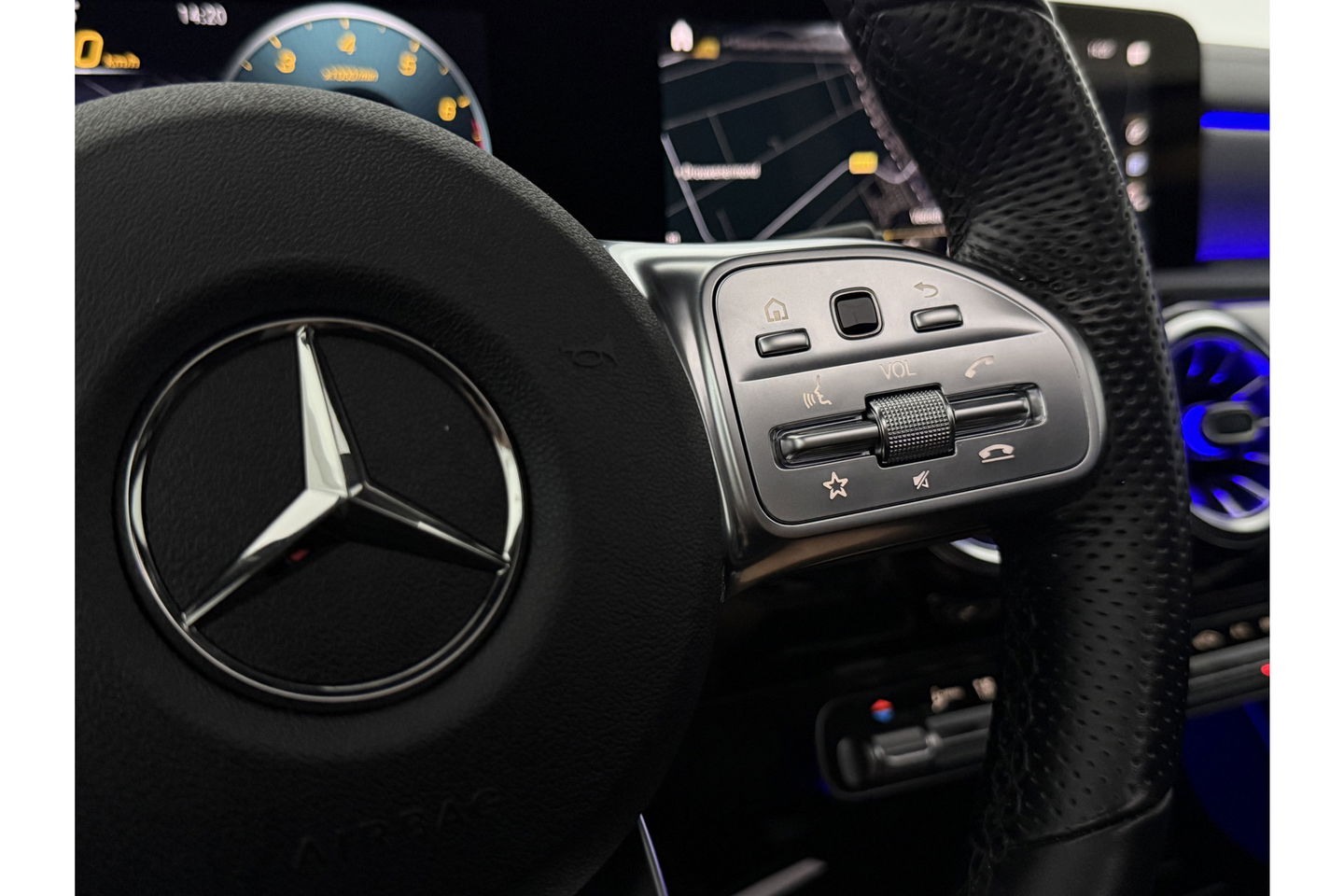 Mercedes-Benz A-Klasse 180 AMG Pano Sfeer LED Virtual Clima Cruise Camera Carplay Navi PDC 19"LMV