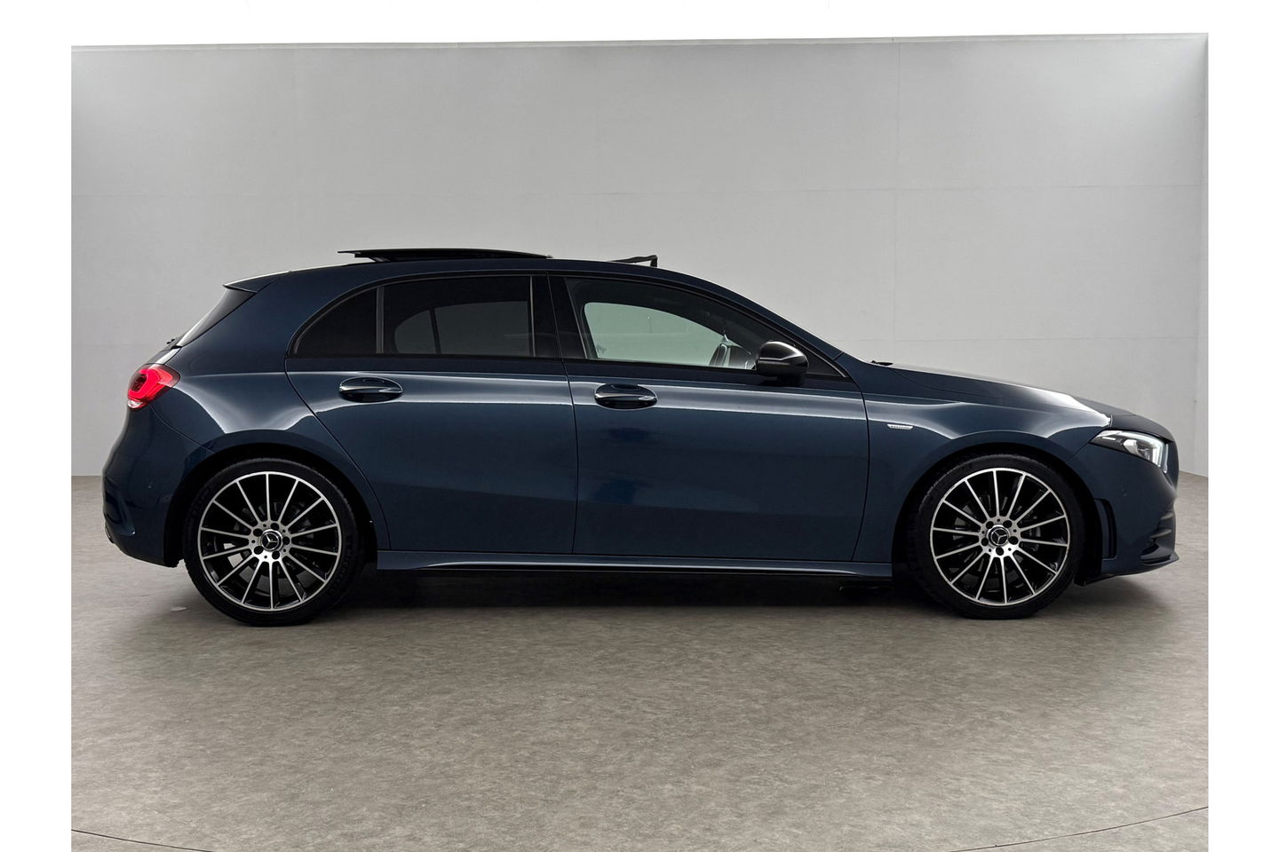 Mercedes-Benz A-Klasse 180 AMG Pano Sfeer LED Virtual Clima Cruise Camera Carplay Navi PDC 19"LMV