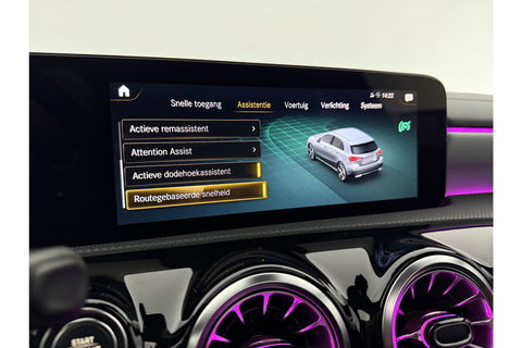Mercedes-Benz A-Klasse 180 AMG Pano Sfeer LED Virtual Clima Cruise Camera Carplay Navi PDC 19"LMV