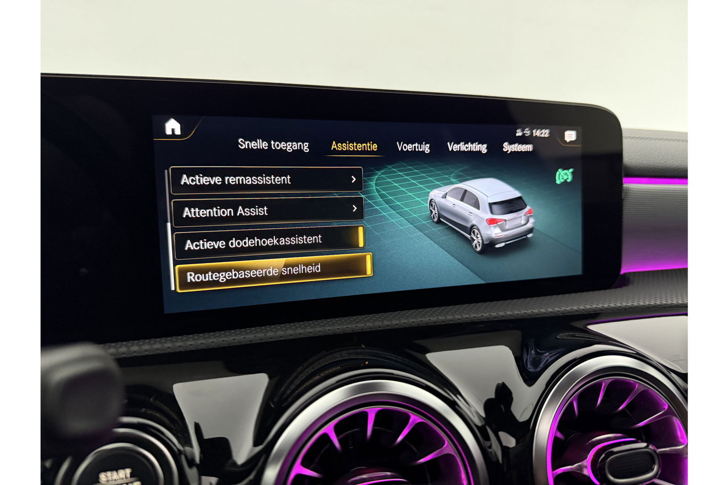 Mercedes-Benz A-Klasse 180 AMG Pano Sfeer LED Virtual Clima Cruise Camera Carplay Navi PDC 19"LMV