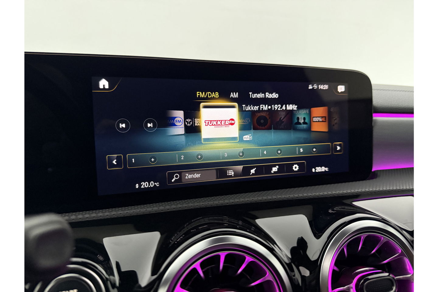 Mercedes-Benz A-Klasse 180 AMG Pano Sfeer LED Virtual Clima Cruise Camera Carplay Navi PDC 19"LMV
