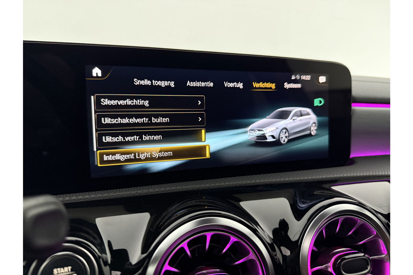 Mercedes-Benz A-Klasse 180 AMG Pano Sfeer LED Virtual Clima Cruise Camera Carplay Navi PDC 19"LMV