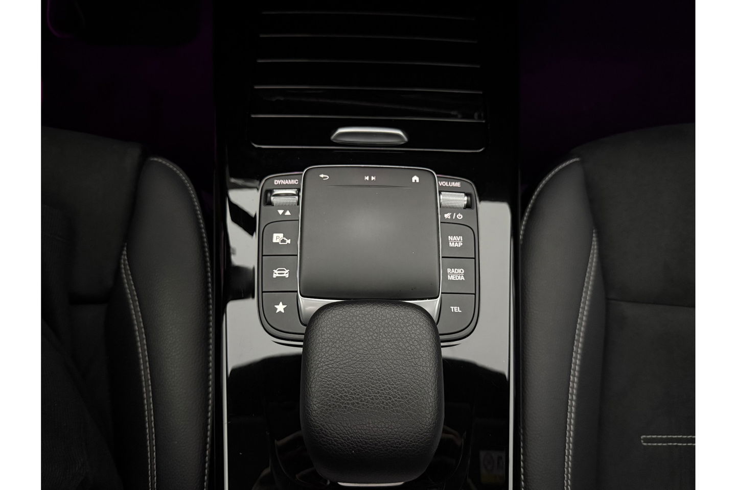 Mercedes-Benz A-Klasse 180 AMG Pano Sfeer LED Virtual Clima Cruise Camera Carplay Navi PDC 19"LMV