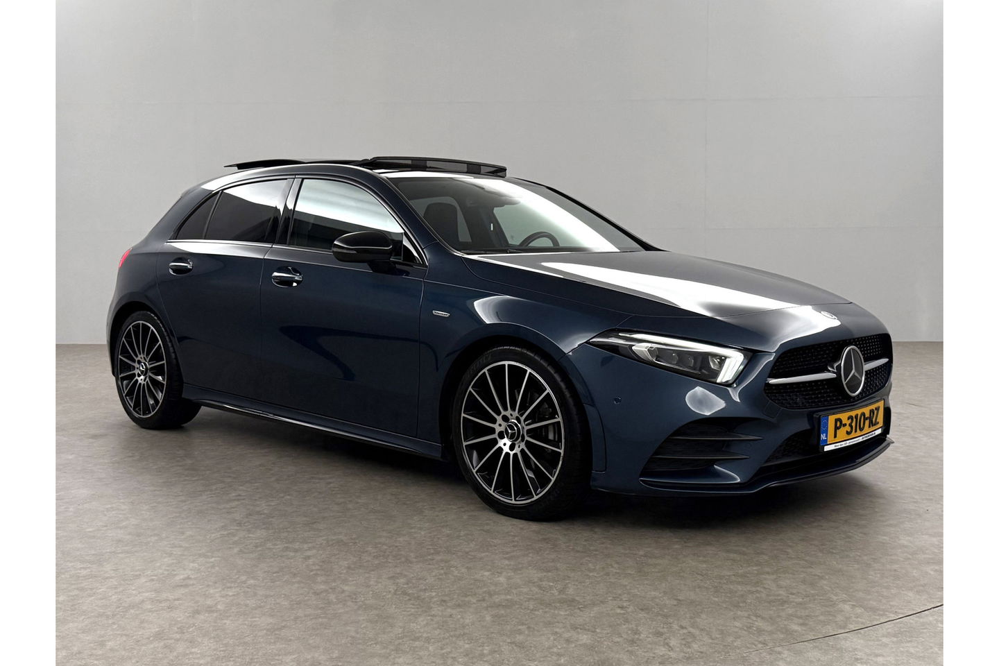 Mercedes-Benz A-Klasse 180 AMG Pano Sfeer LED Virtual Clima Cruise Camera Carplay Navi PDC 19"LMV