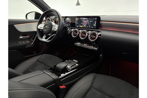 Mercedes-Benz A-Klasse 180 AMG Pano Sfeer LED Virtual Clima Cruise Camera Carplay Navi PDC 19"LMV