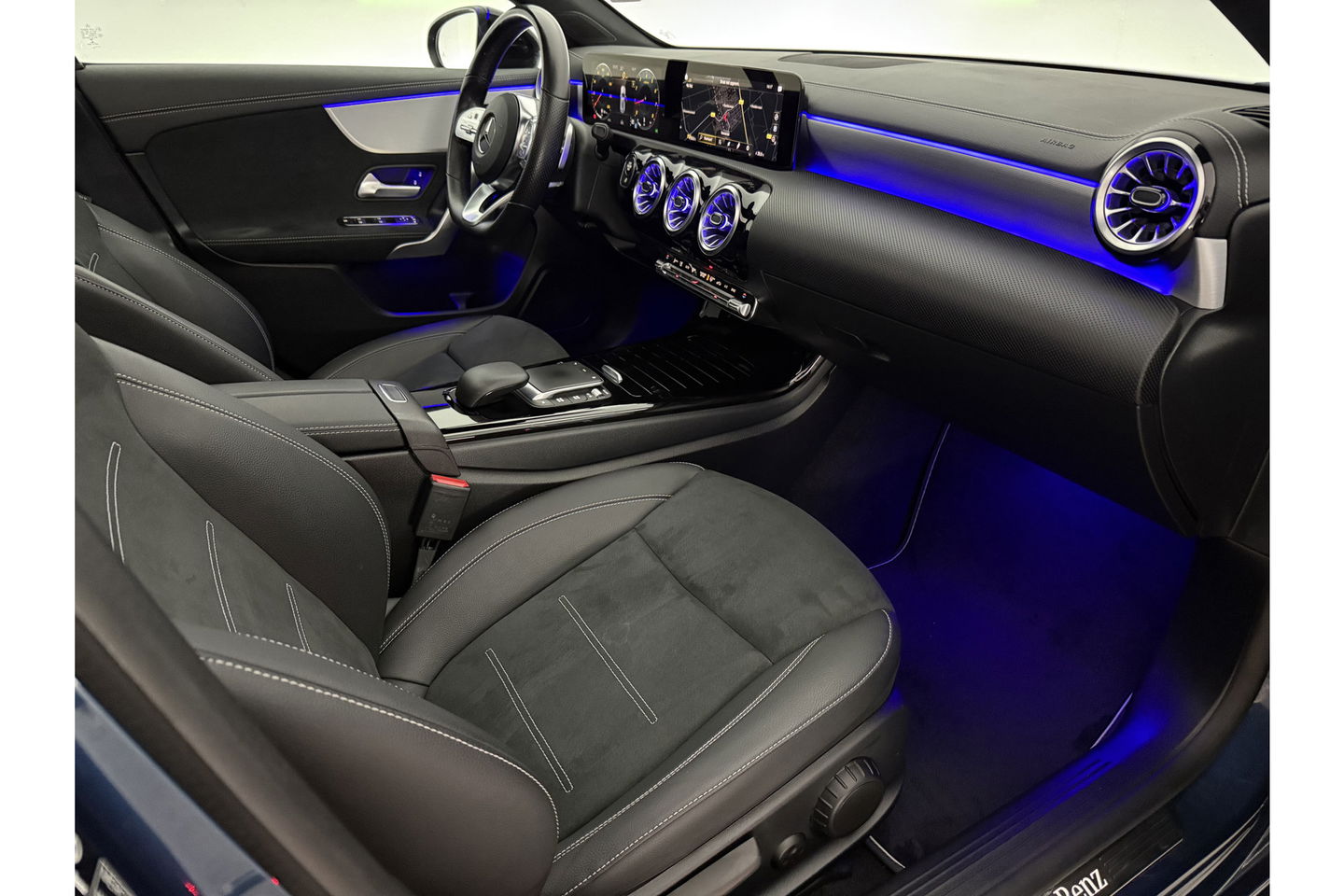 Mercedes-Benz A-Klasse 180 AMG Pano Sfeer LED Virtual Clima Cruise Camera Carplay Navi PDC 19"LMV