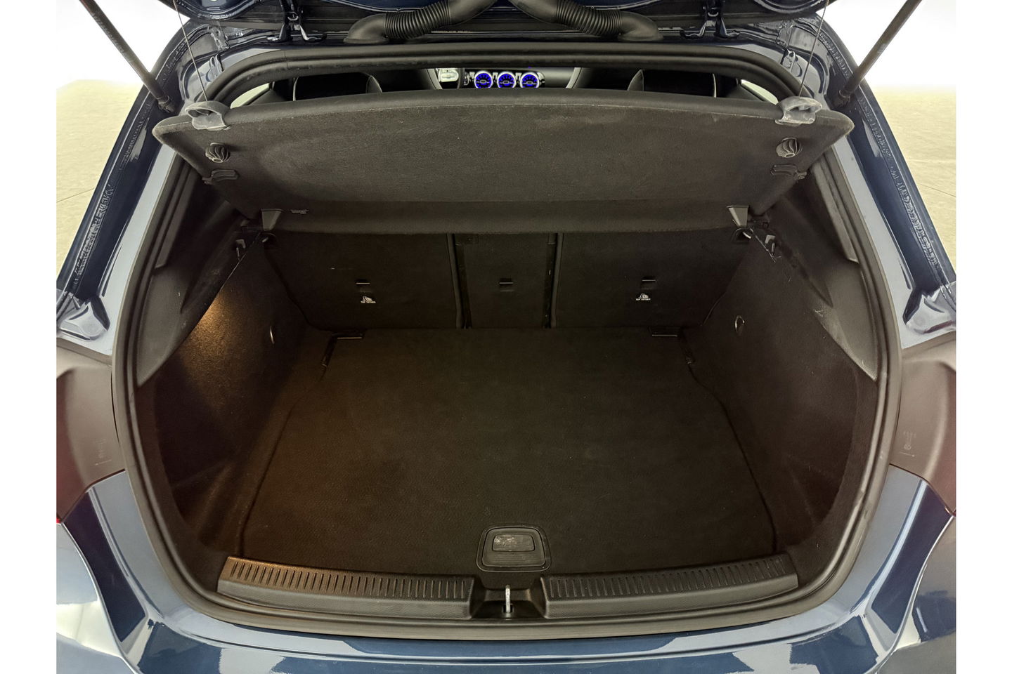 Mercedes-Benz A-Klasse 180 AMG Pano Sfeer LED Virtual Clima Cruise Camera Carplay Navi PDC 19"LMV