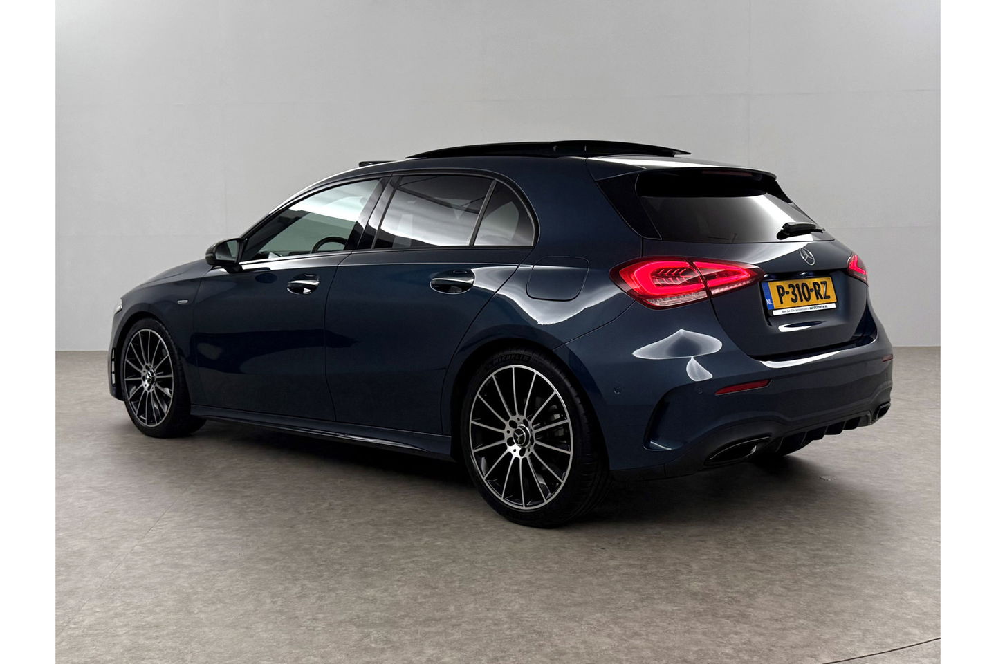 Mercedes-Benz A-Klasse 180 AMG Pano Sfeer LED Virtual Clima Cruise Camera Carplay Navi PDC 19"LMV