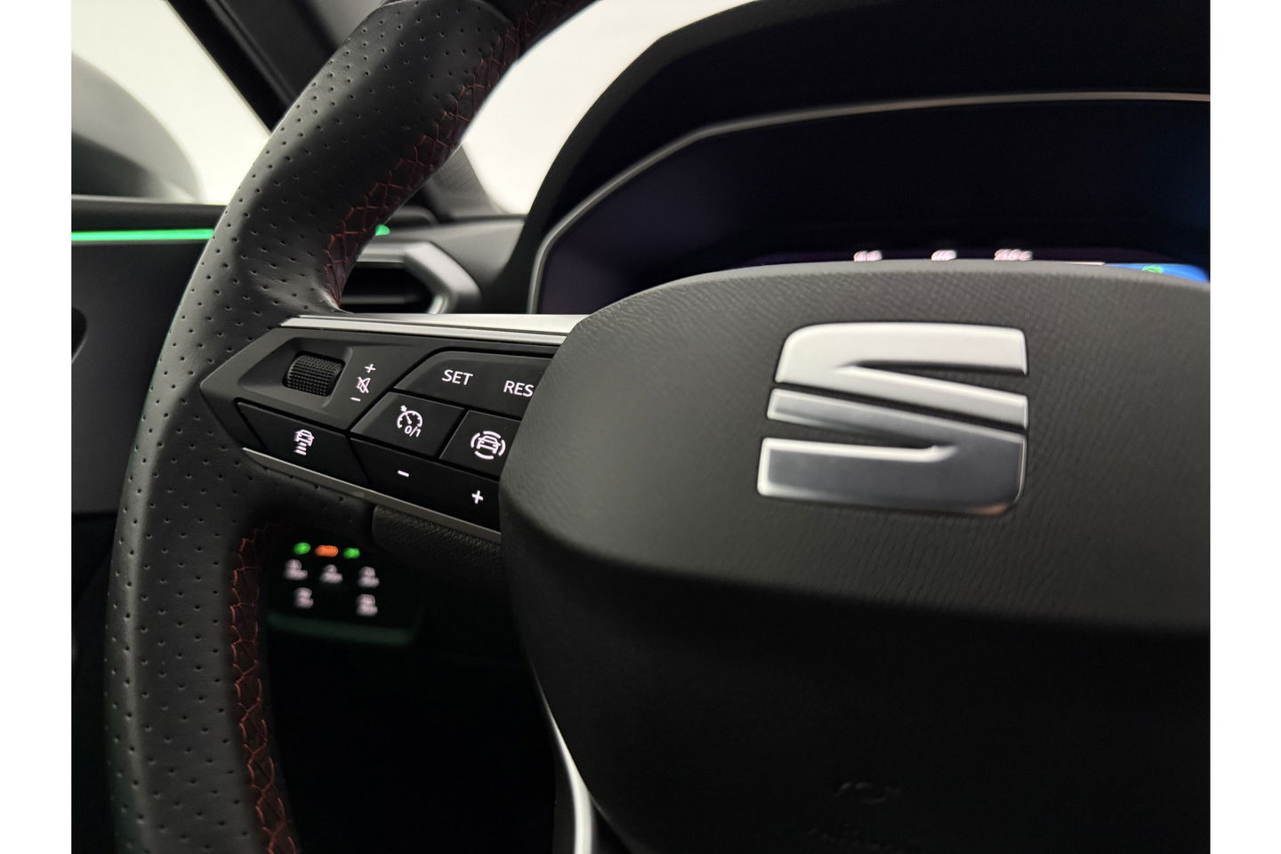 SEAT Leon 1.5 eTSI FR Launch Edition 150PK Sfeer LED Clima Cruise Carplay Camera Virtual Navi PDC 17"LMV