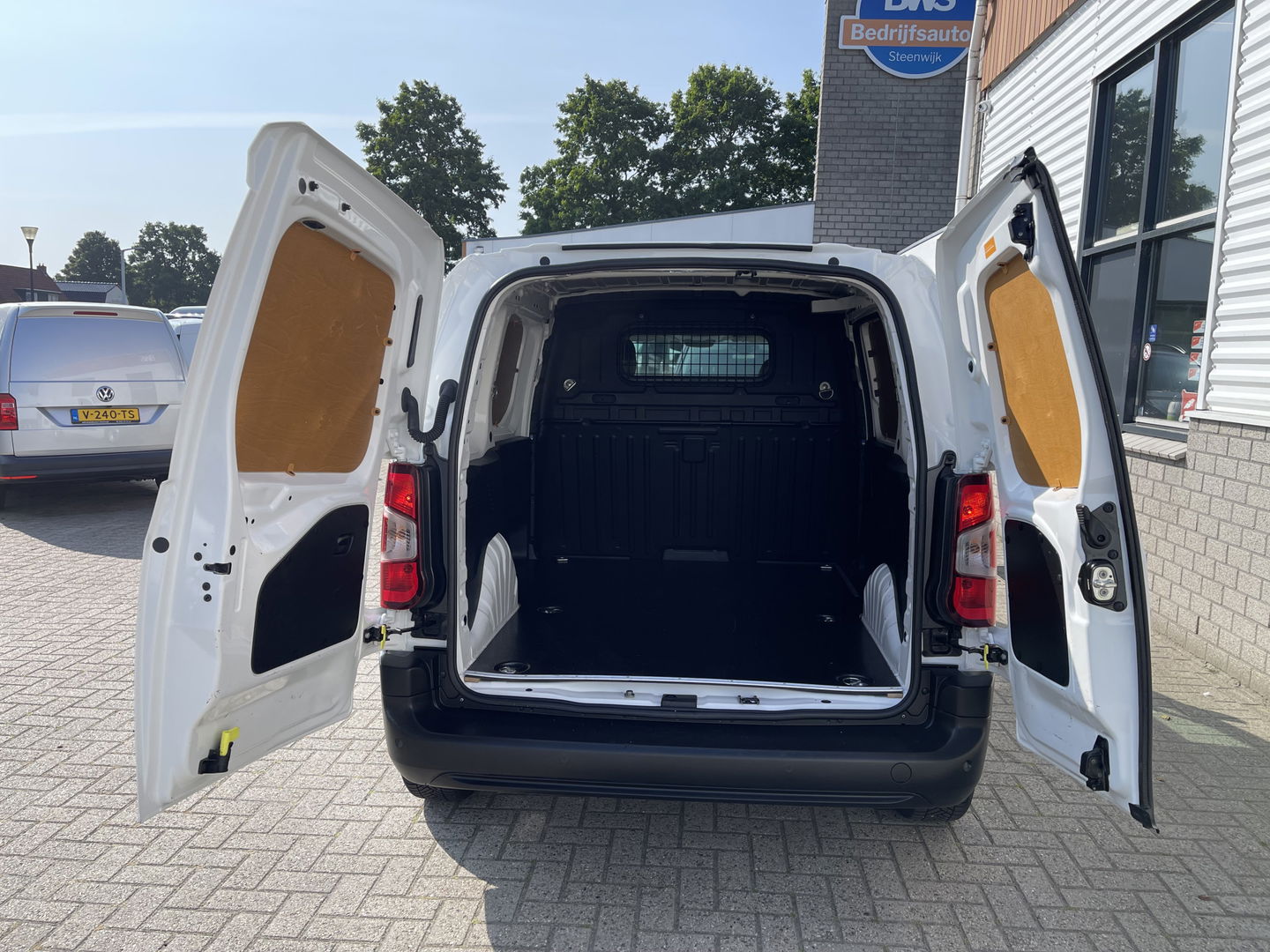 Peugeot Partner 1.5 BlueHDI Premium / vaste prijs rijklaar € 12.450 ex btw / lease vanaf € 210 / Apple Carplay Android Auo / airco / cruise / armsteun / euro 6 diesel / bpm vrij !