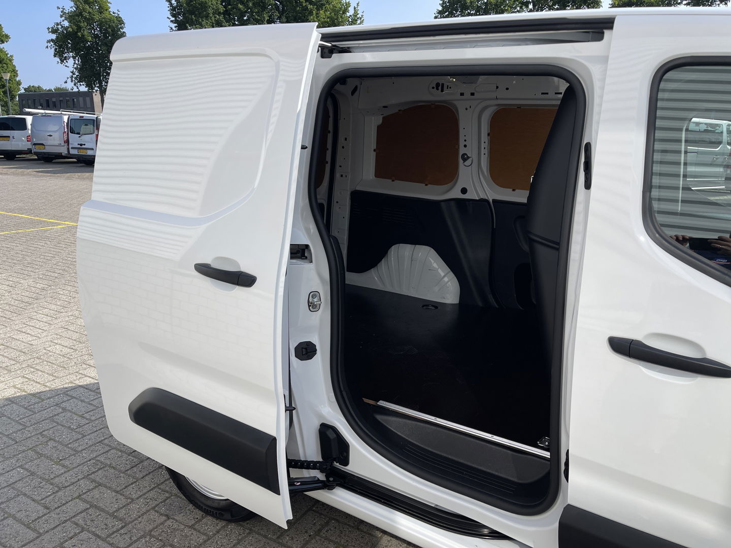 Peugeot Partner 1.5 BlueHDI Premium / vaste prijs rijklaar € 12.450 ex btw / lease vanaf € 210 / Apple Carplay Android Auo / airco / cruise / armsteun / euro 6 diesel / bpm vrij !