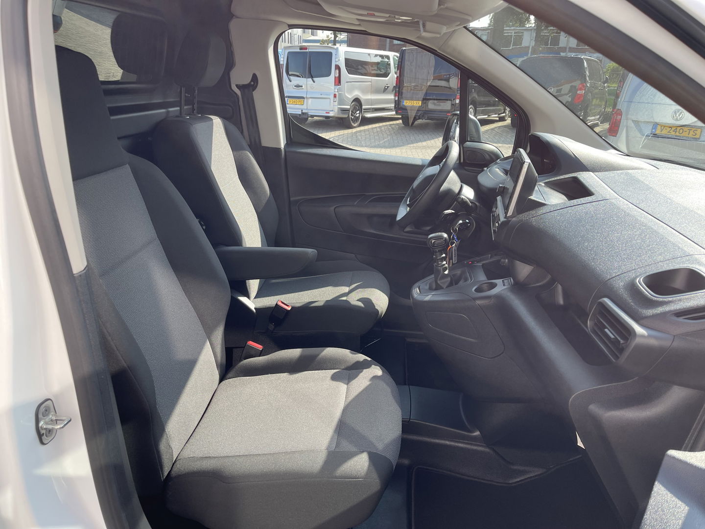 Peugeot Partner 1.5 BlueHDI Premium / vaste prijs rijklaar € 12.450 ex btw / lease vanaf € 210 / Apple Carplay Android Auo / airco / cruise / armsteun / euro 6 diesel / bpm vrij !