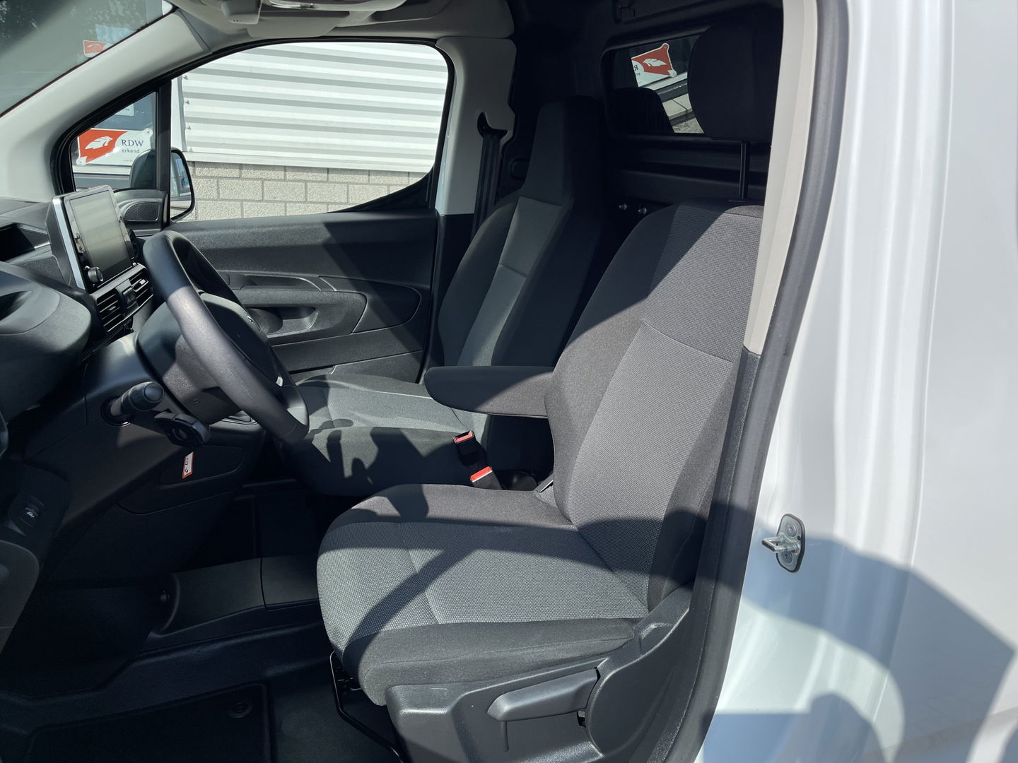 Peugeot Partner 1.5 BlueHDI Premium / vaste prijs rijklaar € 12.450 ex btw / lease vanaf € 210 / Apple Carplay Android Auo / airco / cruise / armsteun / euro 6 diesel / bpm vrij !
