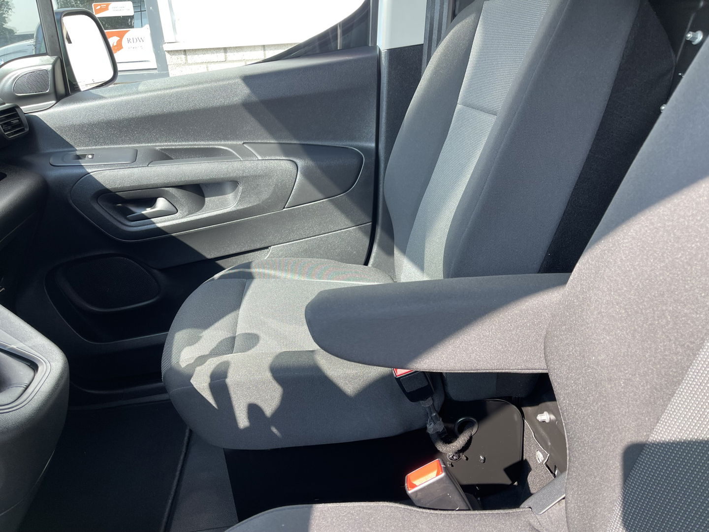Peugeot Partner 1.5 BlueHDI Premium / vaste prijs rijklaar € 12.450 ex btw / lease vanaf € 210 / Apple Carplay Android Auo / airco / cruise / armsteun / euro 6 diesel / bpm vrij !