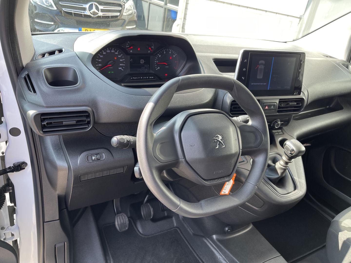 Peugeot Partner 1.5 BlueHDI Premium / vaste prijs rijklaar € 12.450 ex btw / lease vanaf € 210 / Apple Carplay Android Auo / airco / cruise / armsteun / euro 6 diesel / bpm vrij !
