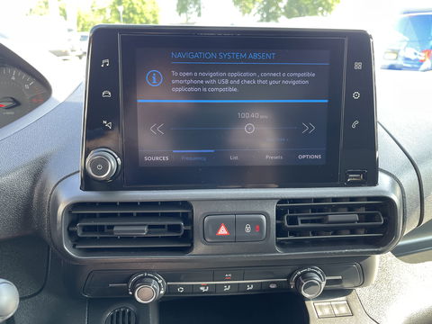 Peugeot Partner 1.5 BlueHDI Premium / vaste prijs rijklaar € 12.450 ex btw / lease vanaf € 210 / Apple Carplay Android Auo / airco / cruise / armsteun / euro 6 diesel / bpm vrij !