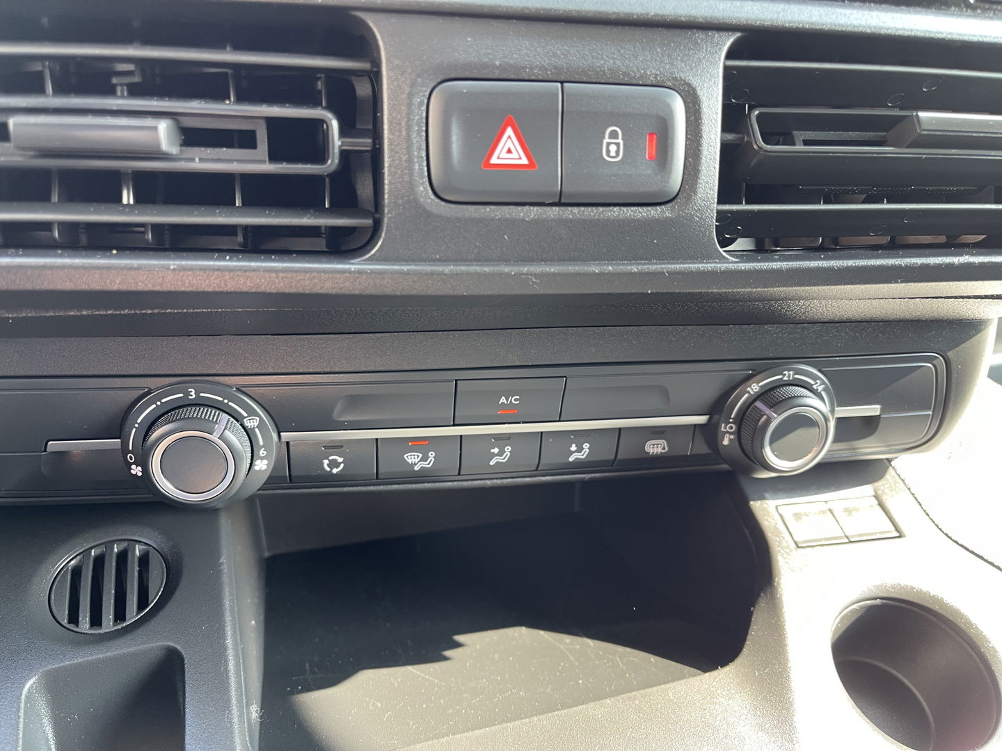 Peugeot Partner 1.5 BlueHDI Premium / vaste prijs rijklaar € 12.450 ex btw / lease vanaf € 210 / Apple Carplay Android Auo / airco / cruise / armsteun / euro 6 diesel / bpm vrij !