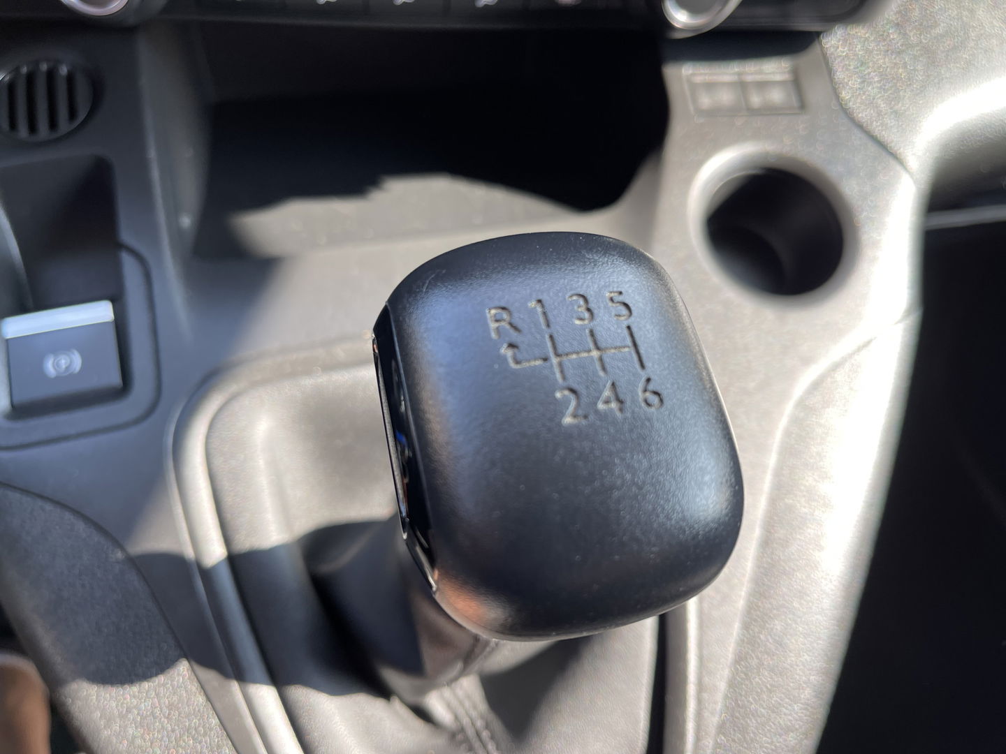 Peugeot Partner 1.5 BlueHDI Premium / vaste prijs rijklaar € 12.450 ex btw / lease vanaf € 210 / Apple Carplay Android Auo / airco / cruise / armsteun / euro 6 diesel / bpm vrij !