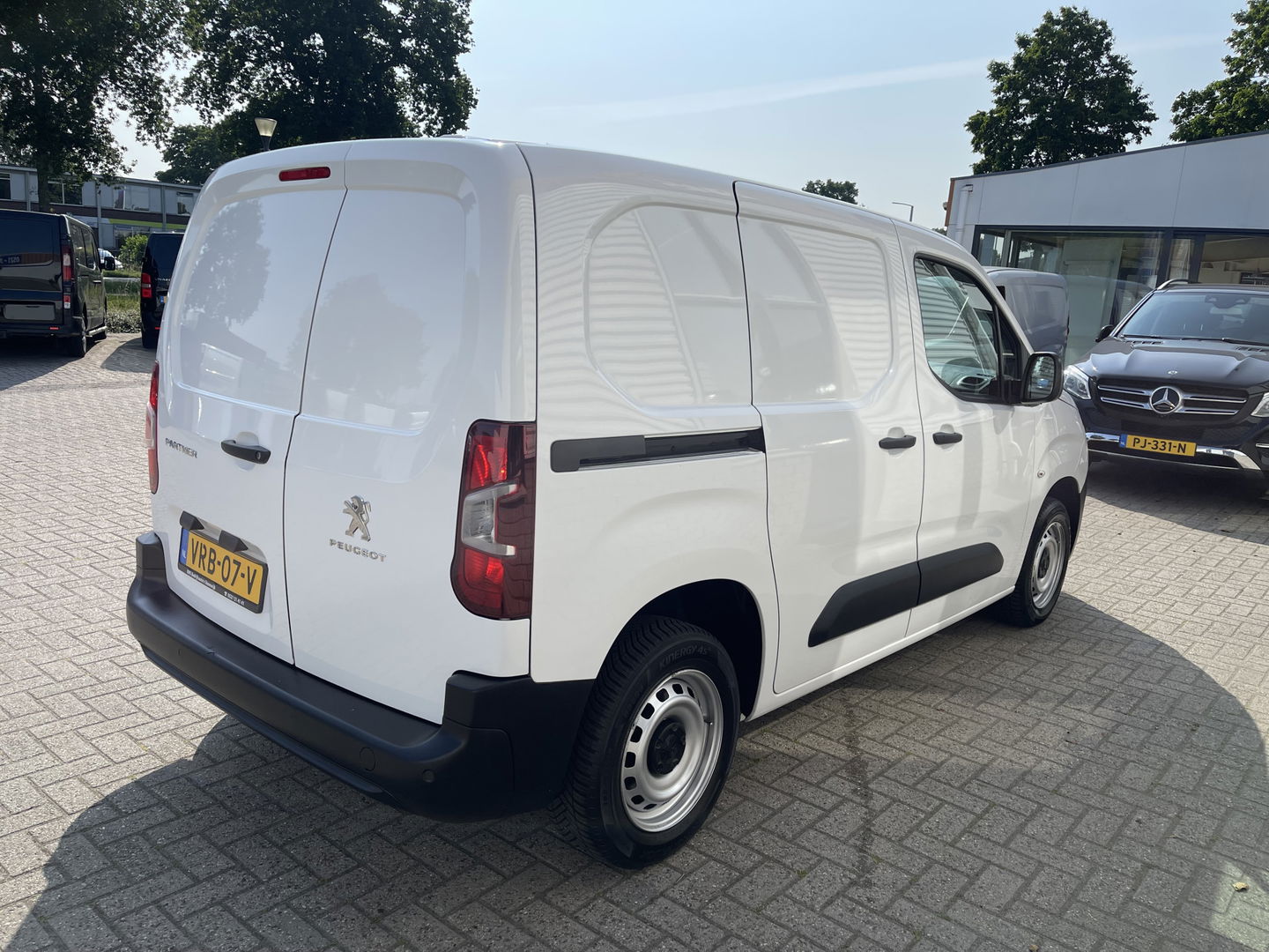 Peugeot Partner 1.5 BlueHDI Premium / vaste prijs rijklaar € 12.450 ex btw / lease vanaf € 210 / Apple Carplay Android Auo / airco / cruise / armsteun / euro 6 diesel / bpm vrij !