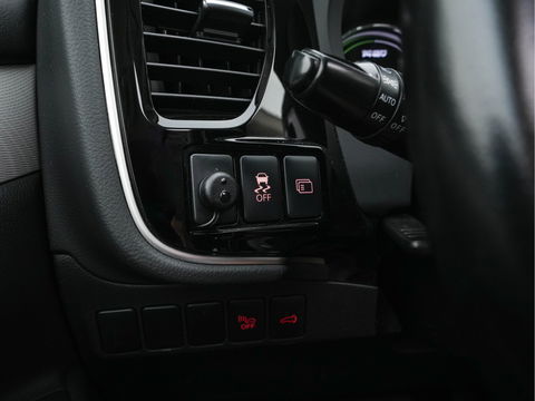 Mitsubishi Outlander 2.0 PHEV Instyle AWD Aut. *PANO | XENON | LUXURY-LEATHER | NAVI-FULLMAP | DAB+ | KEYLESS | CAMERA | HEATED-COMFORTSEATS | ROCKFORD-AUDIO | ECC | SHIFT-PADDLES | LANE-ASSIST | CRUISE | TOWBAR | 18"ALU*