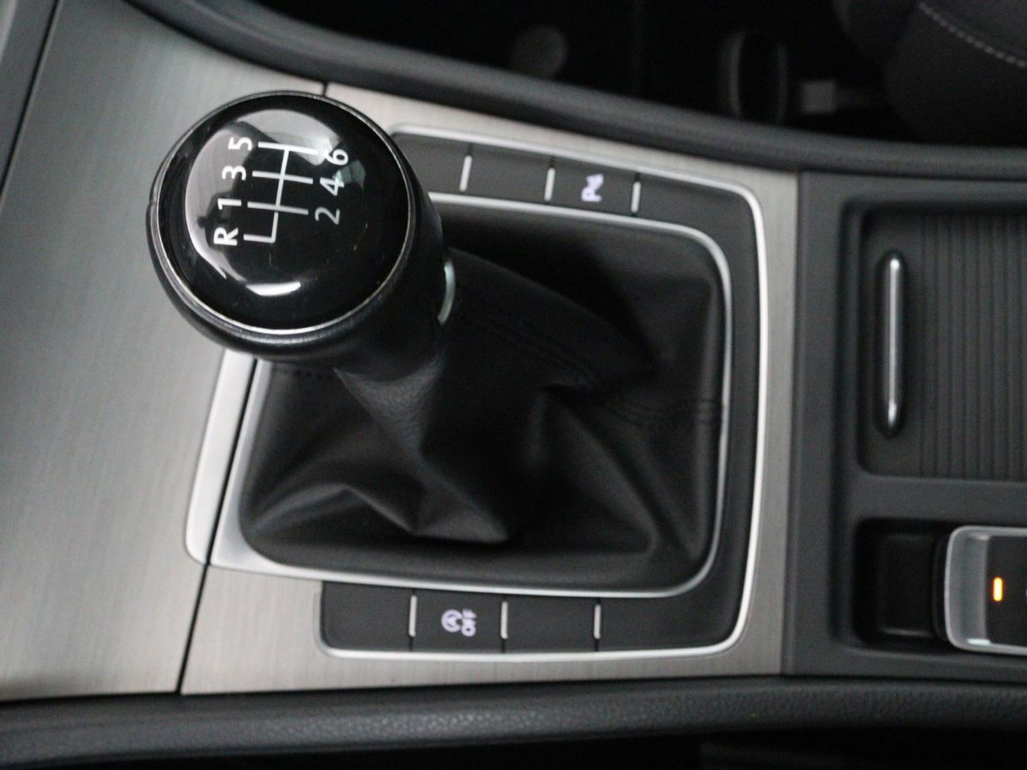 Volkswagen Golf 1.0 TSI Business Edition Connected | Camera | Cruise control | Carplay | Climate control | Navigatie | Bleutooth