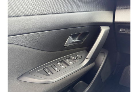 Peugeot 308 1.2 PURETECH 110PK ALLUREPACK CLIMA NAVI CARPLAY PDC.
